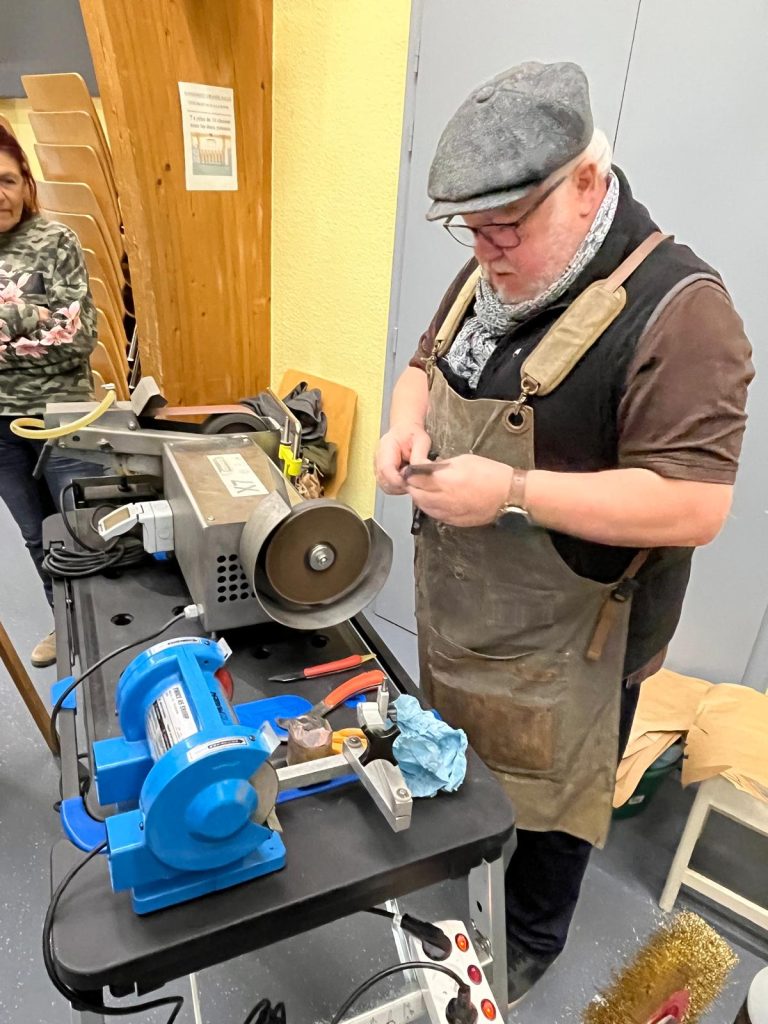 Nonno L'affuteur, artisan rémouleur, a affuté les couteaux et sécateurs des particiapants 