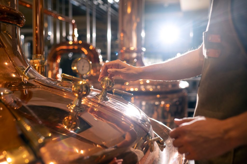 Alambic pour la distillation des eaux de vie. Bouilleurs de cru, distillation, schnaps, kirsch...